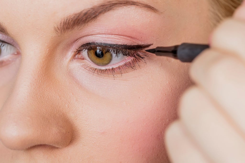 Insgesamt 14 schwarze Eyeliner hat Stiftung Warentest untersucht. Fazit: Die besten Eyeliner sind Stifte.