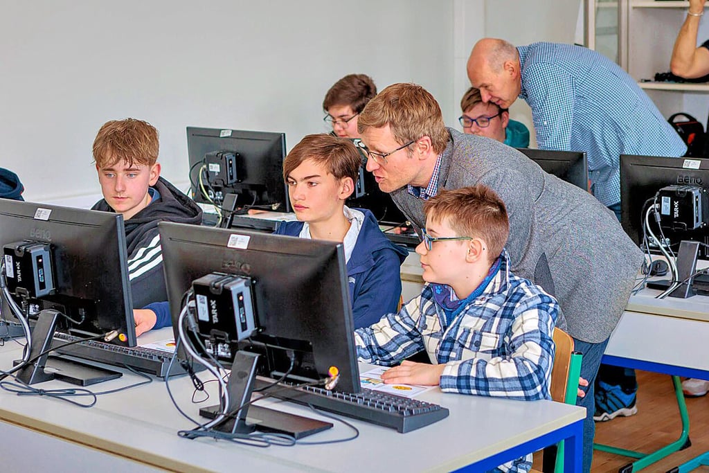 Moderne Computer gehören zur Ausstattung. Informatiklehrer Mathias Hildmann schaut den Besuchern über die Schulter.