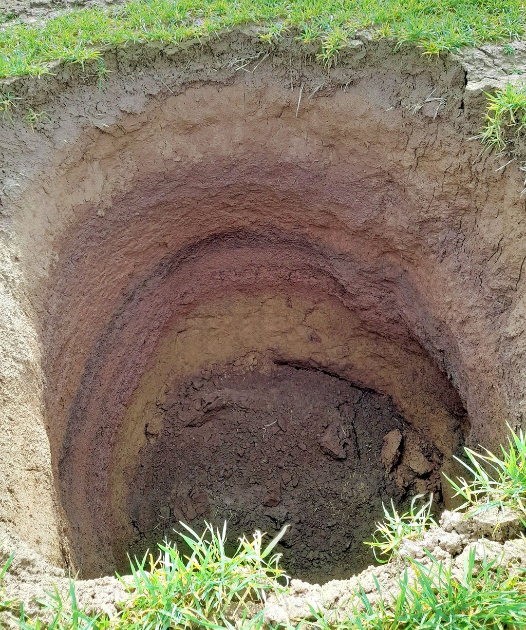 Einer der größeren Erdfälle nahe Großleinungen.
