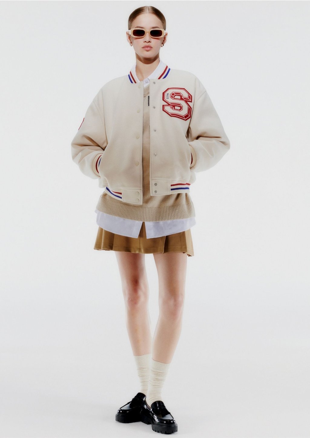 Können einen Look interessanter machen: Kombinationen unterschiedlicher Beige-Töne, wie in diesem Beispiel von H&M (Jacke ca. 50 Euro, Rock ca. 20 Euro, Pullover ca. 25 Euro, Schuhe ca. 31 Euro).