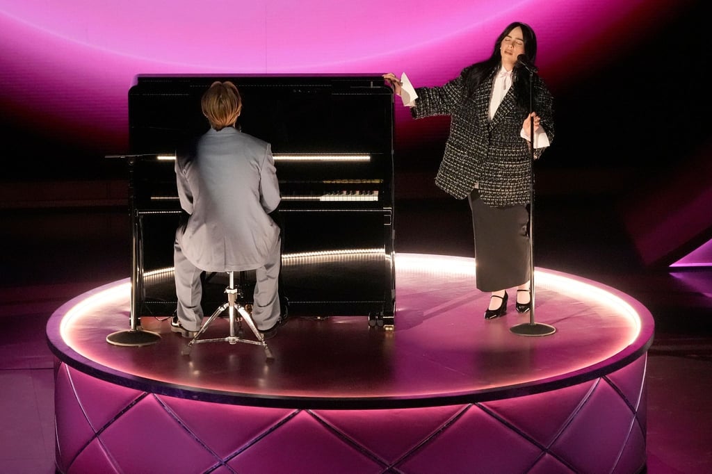 Finneas (l) und Billie Eilish performen „What Was I Made For?“ im Dolby Theatre in Los Angeles.