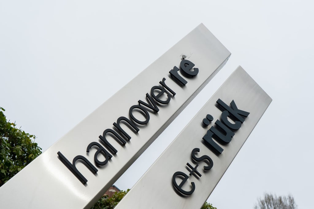 Ein Schild der Hannover Rück.