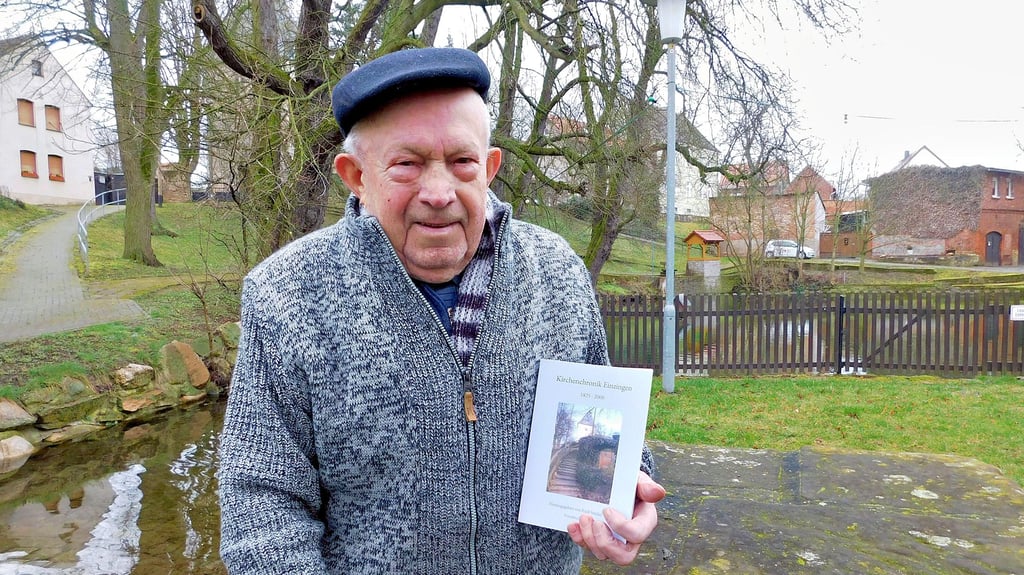 Rudi Stöckel aus Einzingen präsentiert die gedruckte Kirchenchronik.