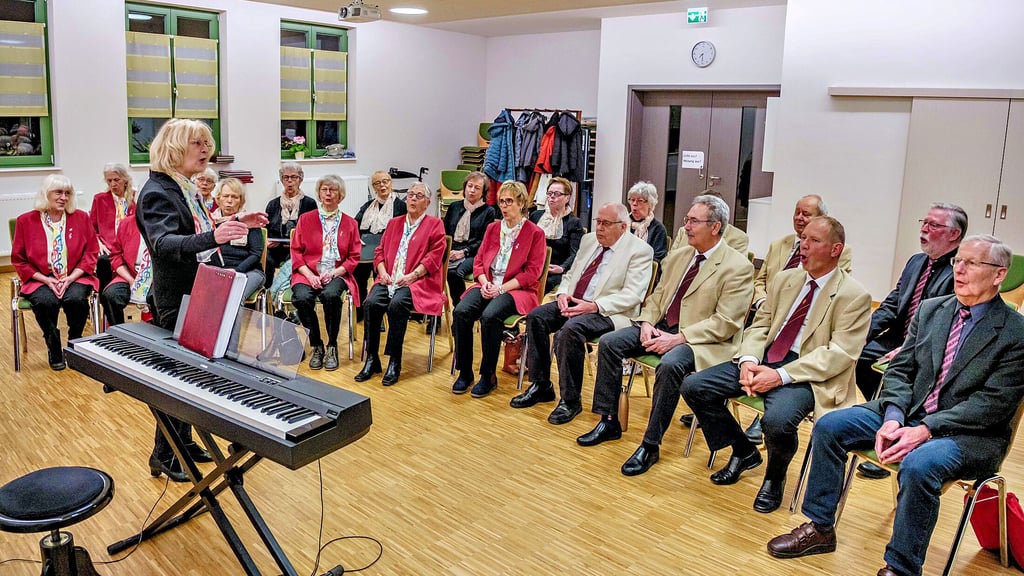 Gemeinsam mit Sybille Schafrin proben der Volkschor Kemberg und der Chor Bad Schmiedeberg für die Auftritte im April.