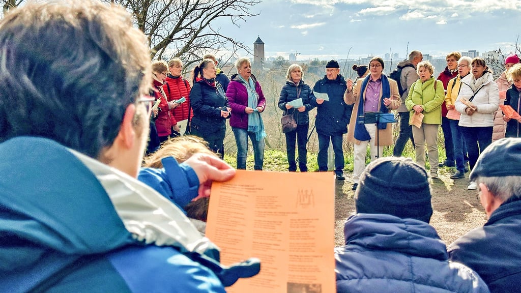 Vor der Kulisse der Burg Giebichenstein hatte der Lehrerchor Halle zum Frühlingssingen auf die Klausberge eingeladen.