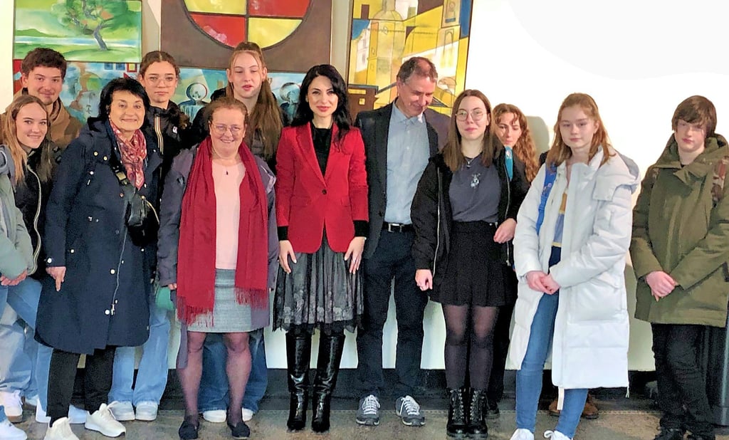 Bildungsdezernentin Eter Hachmann und Schulamtsleiter Steffen Kuras (Mitte) begrüßen die Gäste aus Frankreich im Rathaus.