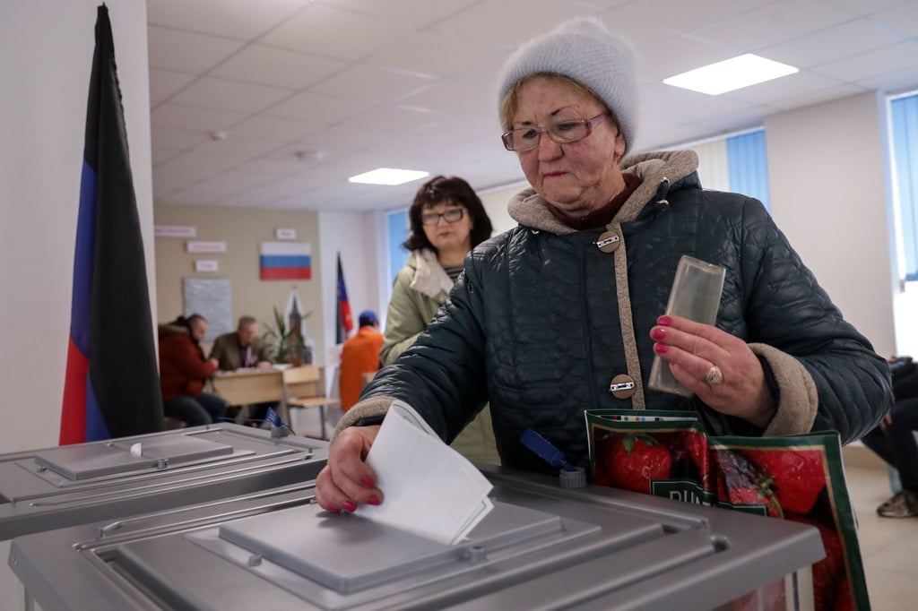 Eine Frau wählt in einem Wahllokal in Mariupol in der russisch kontrollierten Region Donezk im Osten der Ukraine.