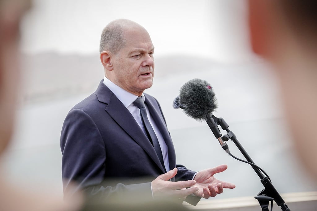 Bundeskanzler Olaf Scholz gibt nach einem Treffen mit dem jordanischen König Abdullah vor der Weiterreise nach Isreal ein Pressestatement.