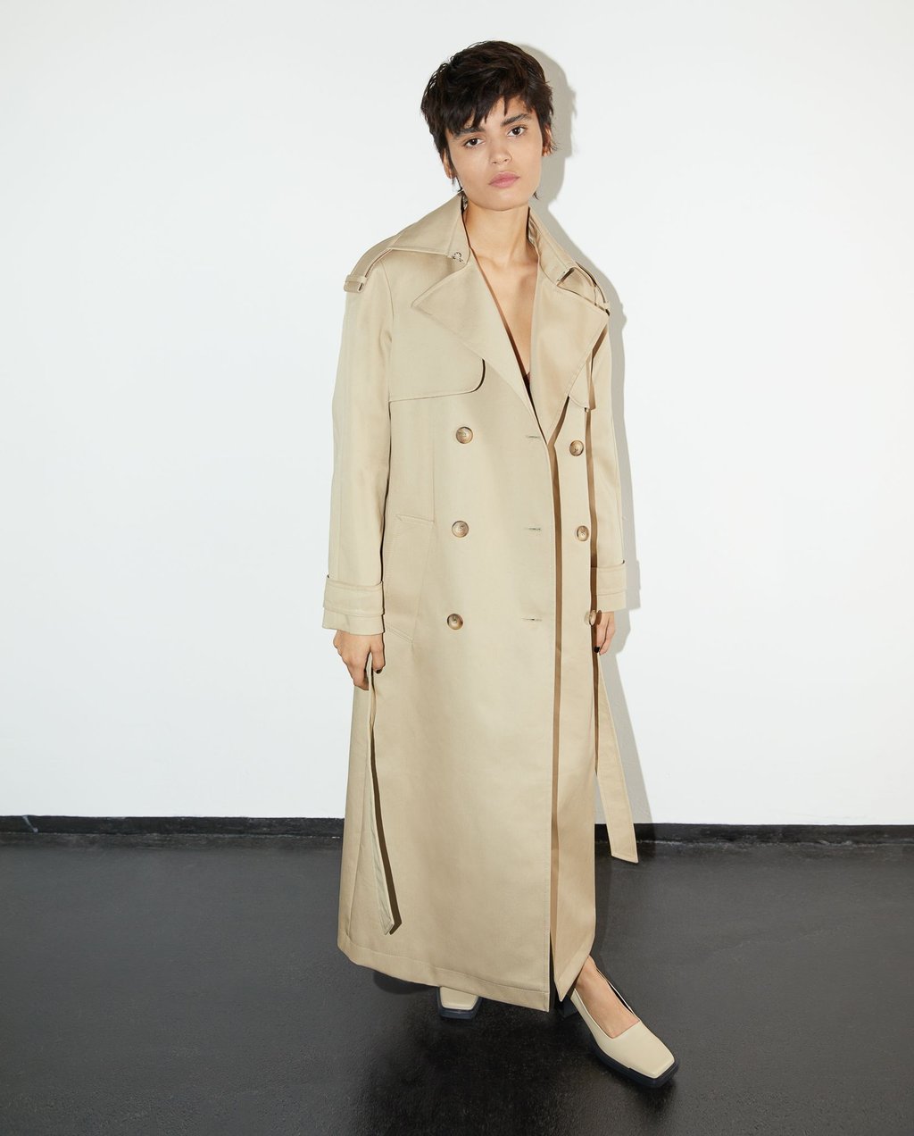 Monochrome Outfits, in denen Beige die Hauptrolle spielt, sind derzeit häufiger zu sehen. Hier ein Beispiel von Ivy Oak (Mantel ca. 395 Euro).