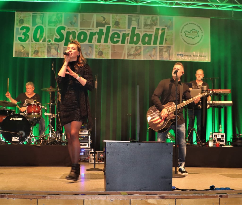 Für den richtigen Ton sorgte die Band „Atemlos.“ Die Stimmung auf der Tanzfläche brodelte schon nach den ersten Liedern.
