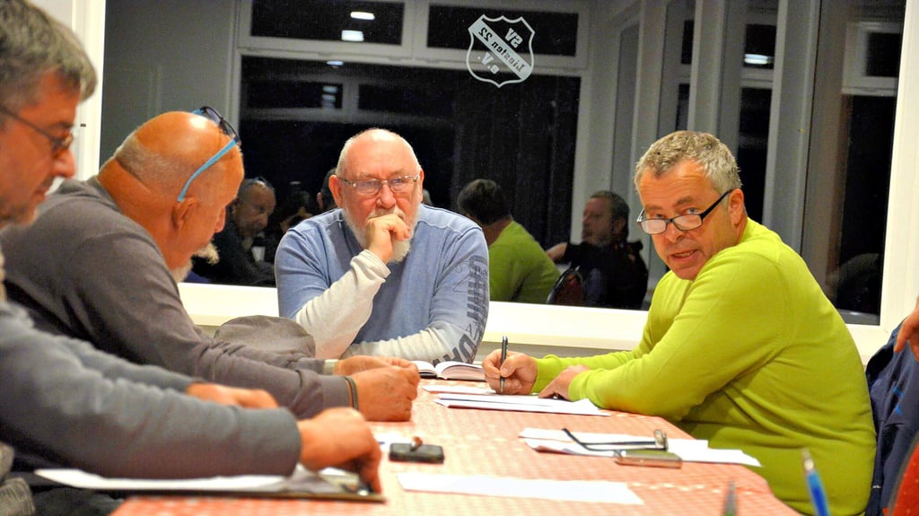 Der Ortschaftsrat Liesten mit Ortsbürgermeister Ulrich Keitel (rechts) und dem amtierenden Stadtratsvorsitzenden Gerd Schönfeld (2. von rechts).