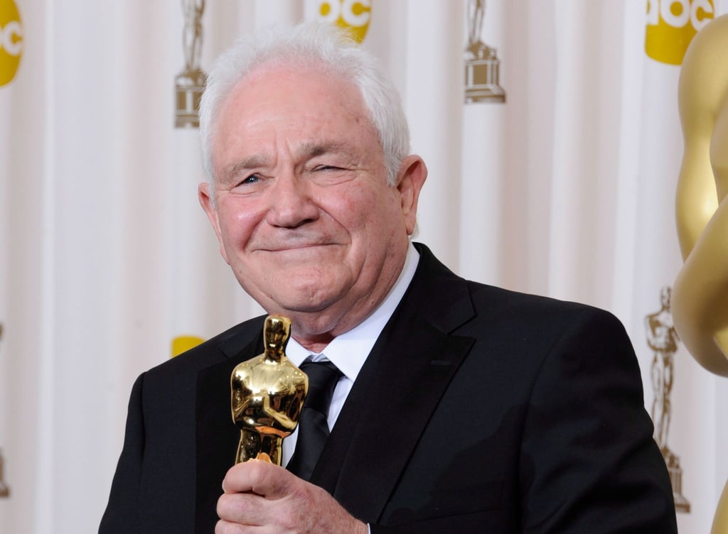 Drehbuchautor David Seidler 2011 mit seinem Oscar für das beste Originaldrehbuch für "The King's Speech".