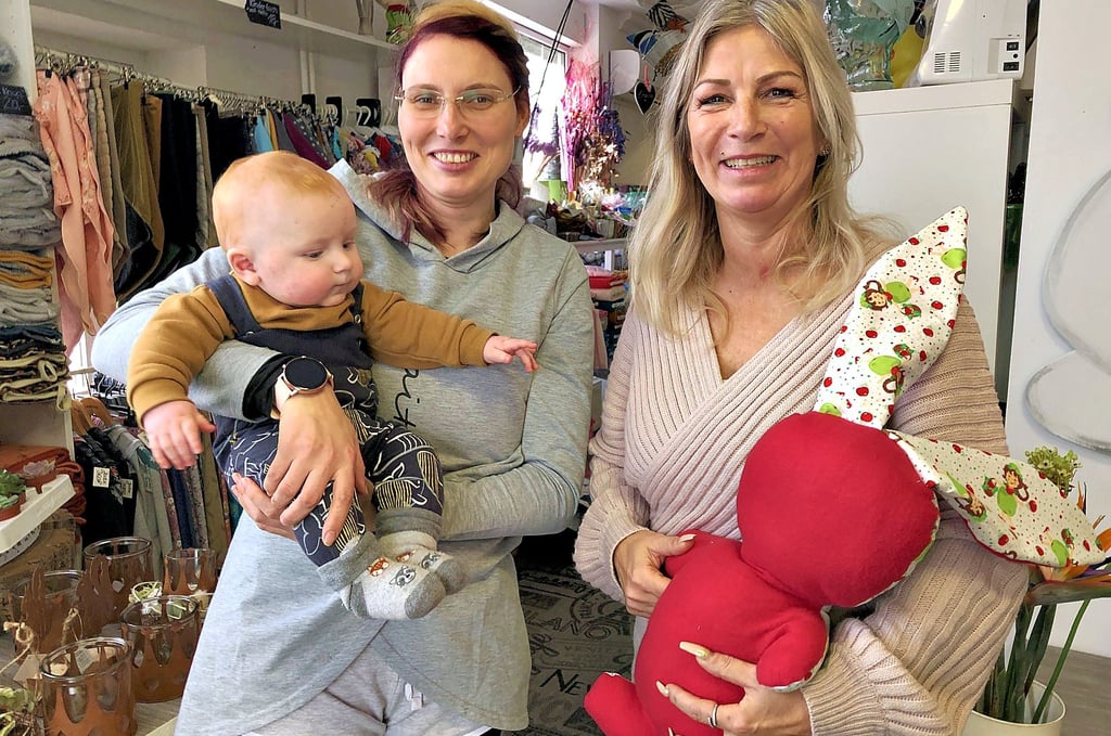 Peggy Gärtner (r.) und Caroline Niederhausen – hier mit Söhnchen Fin – haben gemeinsam ein Geschäft eröffnet.