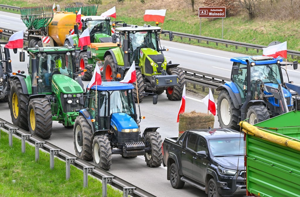 Landwirte aus Polen sind mit ihren Fahrzeugen in Richtung deutsch-polnische Grenze unterwegs.