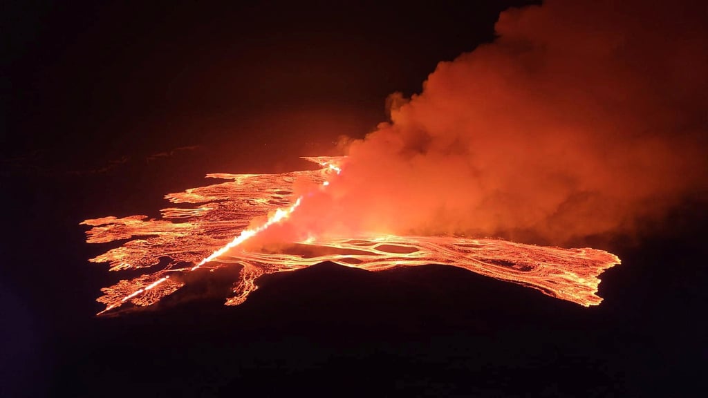 Dieser Vulkanausbruch hatte sich angekündigt: Am Samstag war nach 80 kleineren Erdbeben ein Vulkan in der Nähe des isländischen Ortes Grindavik ausgebrochen. Es ist bereits der vierte Ausbruch in den letzten vier Monaten.