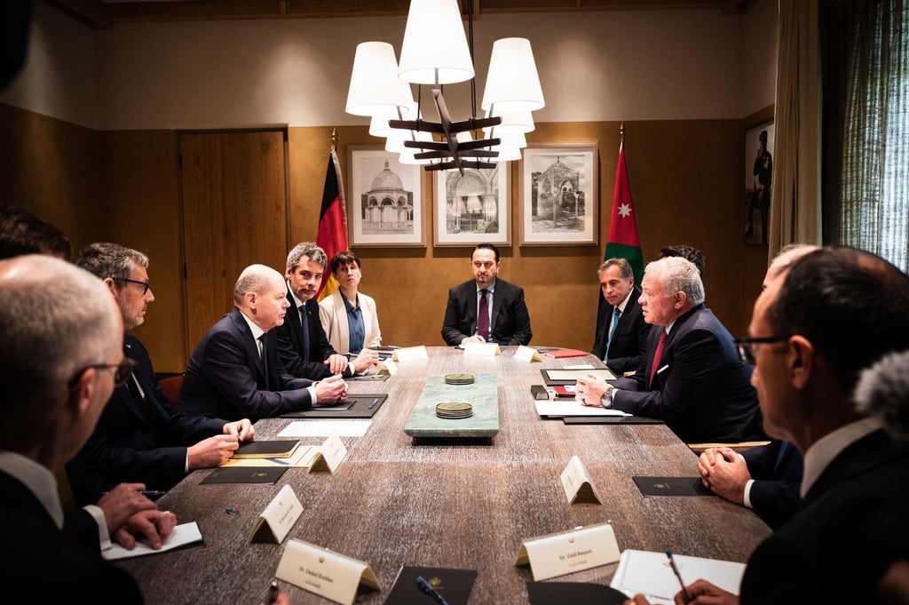 Der jordanische König König Abdullah II. (M.r.) empfängt Bundeskanzler Olaf Scholz in Akaba.