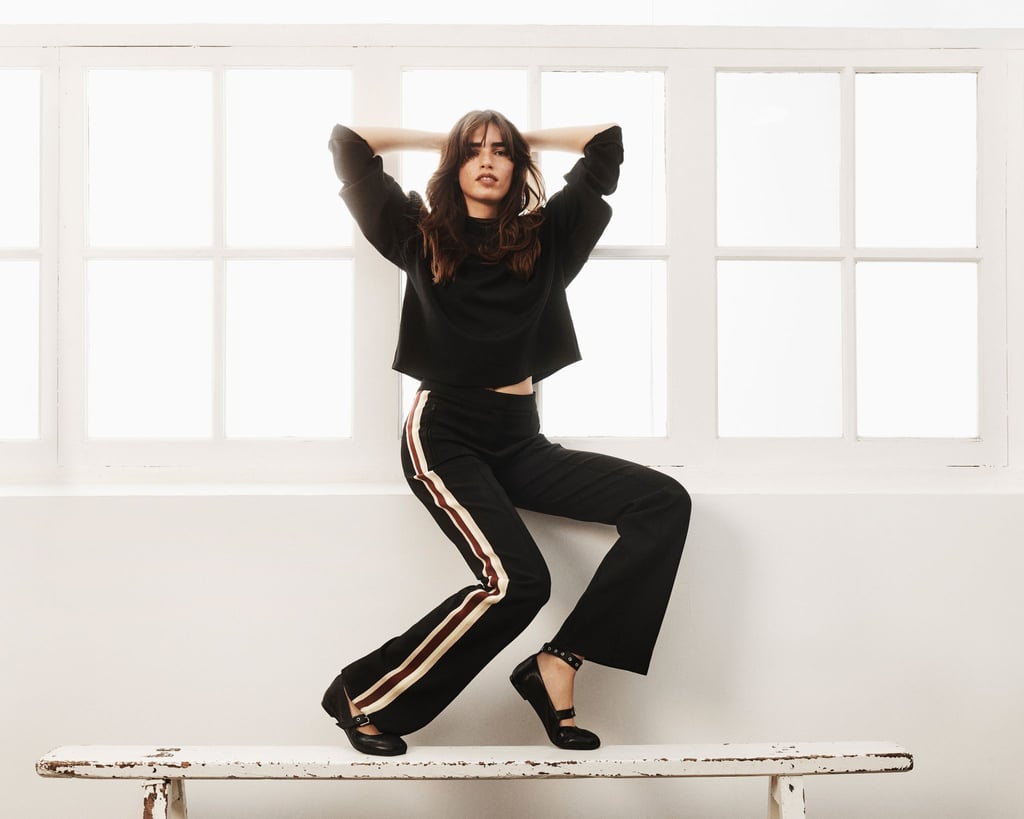 Flared Pants passen auch zum sportlichen Look. Hier mit weitem, kurzem Oberteil von ba&sh (Hose ca. 250 Euro, Oberteil ca. 350 Euro).