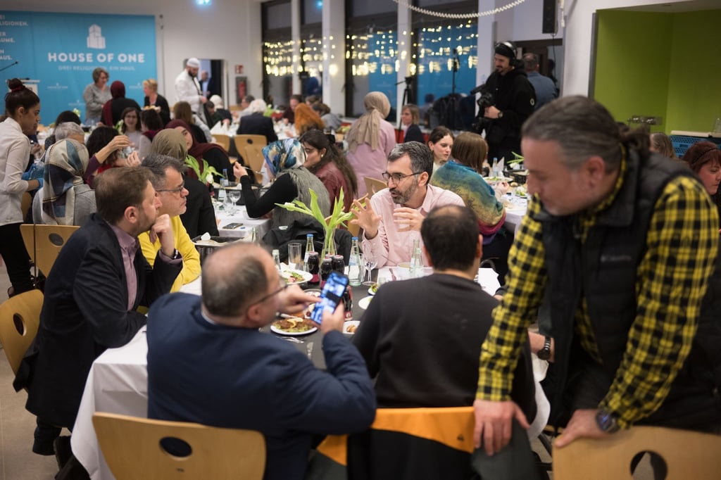 Gäste nehmen an einem gemeinsamen Fastenbrechen im Ramadan der interreligiösen Organisation House of One teil.