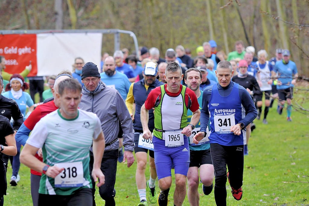 Start zum 4,5-km-Wettbewerb bei der 31. Auflage des Naumburger Waldlaufes.