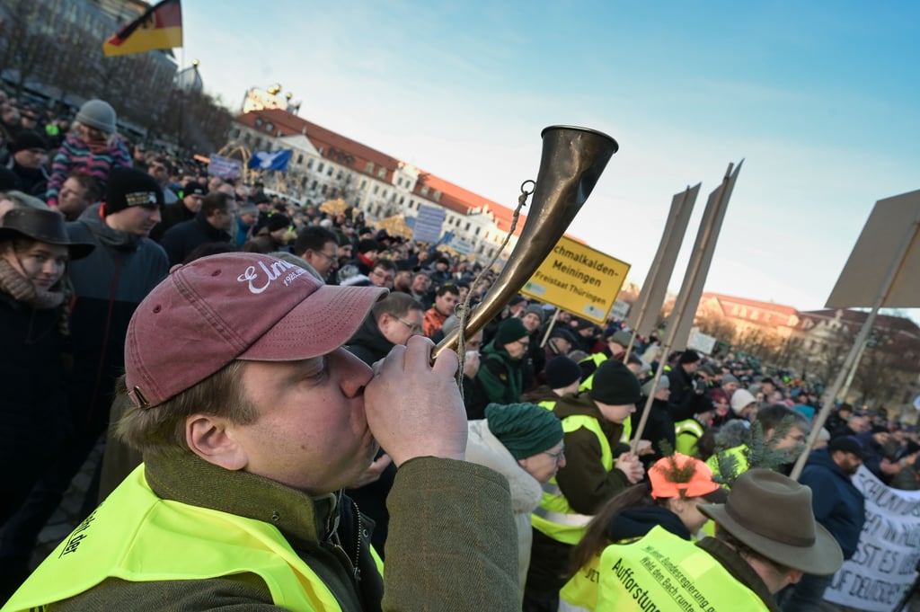 Seit Januar sind die Landwirte in Aufruhr – hier Teilnehmer einer Demonstration auf dem Magdeburger Domplatz.