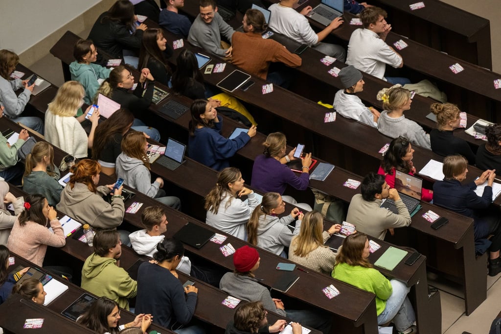 Studenten nehmen an der Einführungsveranstaltung einer Universität teil.