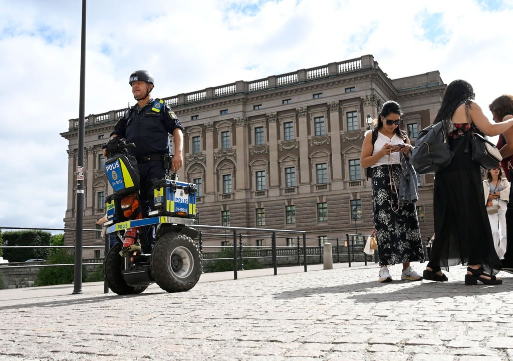 Ein Polizist patrouilliert vor dem schwedischen Parlament Riksdagen: Zwei mutmaßliche Islamisten hatten einen Anschlag auf das Gebäude geplant.
