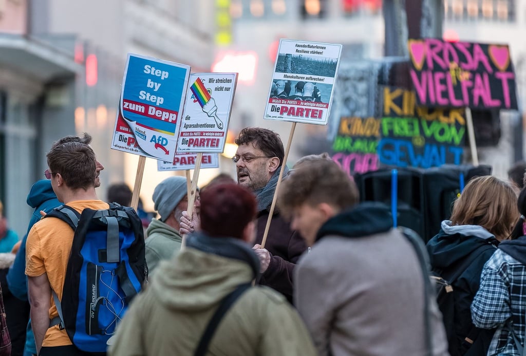 Menschen nehmen an einer Demonstration in der Cottbuser Innenstadt teil.