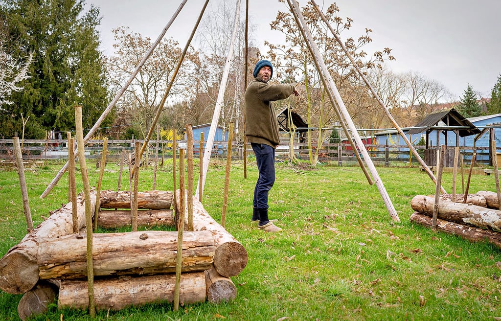 Grünes Klassenzimmer: Auf dem Areal des Naturkundehauses Schönburg errichtet Roman Schröder vom Verein „NaJuKu“ ein Tipi. In diesem möchte er mit Schulklassen Projekte durchführen.