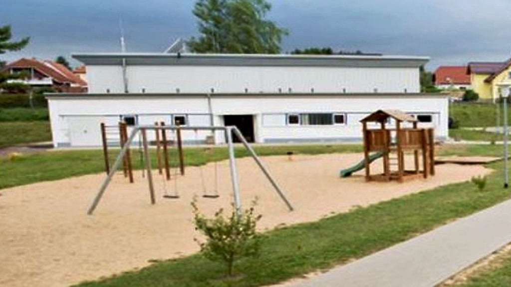 Der Schulspielplatz, als er noch genutzt werden konnte.