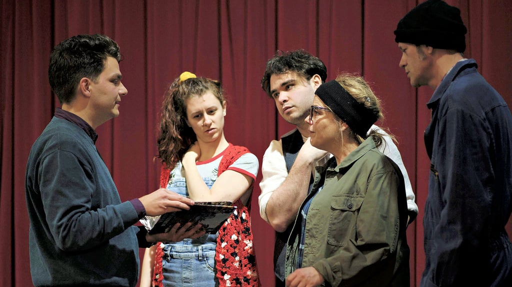 Wanja van Suntum probt mit Ronja Jenko, Julius Christodulow und Annette Baldin (von links) für den Theaterabend.