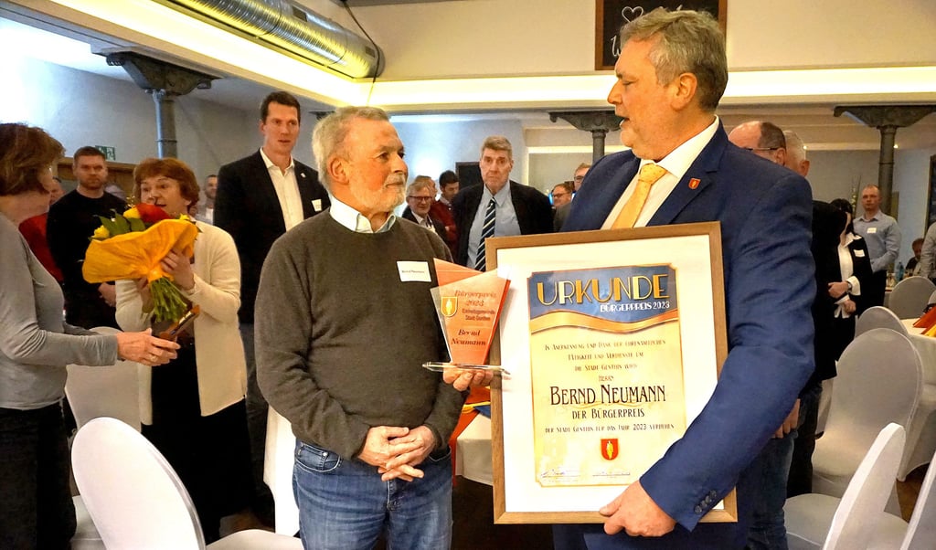 Bürgermeister Matthias Günther überreicht Bernd Neumann den Bürgerpreis der Stadt Genthin .