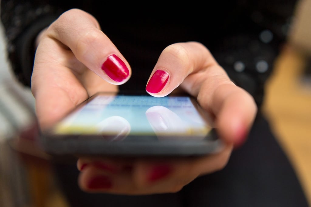 Am Smartphone verbringen Menschen in Deutschland einer Untersuchung zufolge mehrere Stunden am Tag.