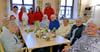 Die Besucher der Tagespflege von Annaburg haben mit dem Team des Baumarktes Wittig für Ostern gebastelt. 