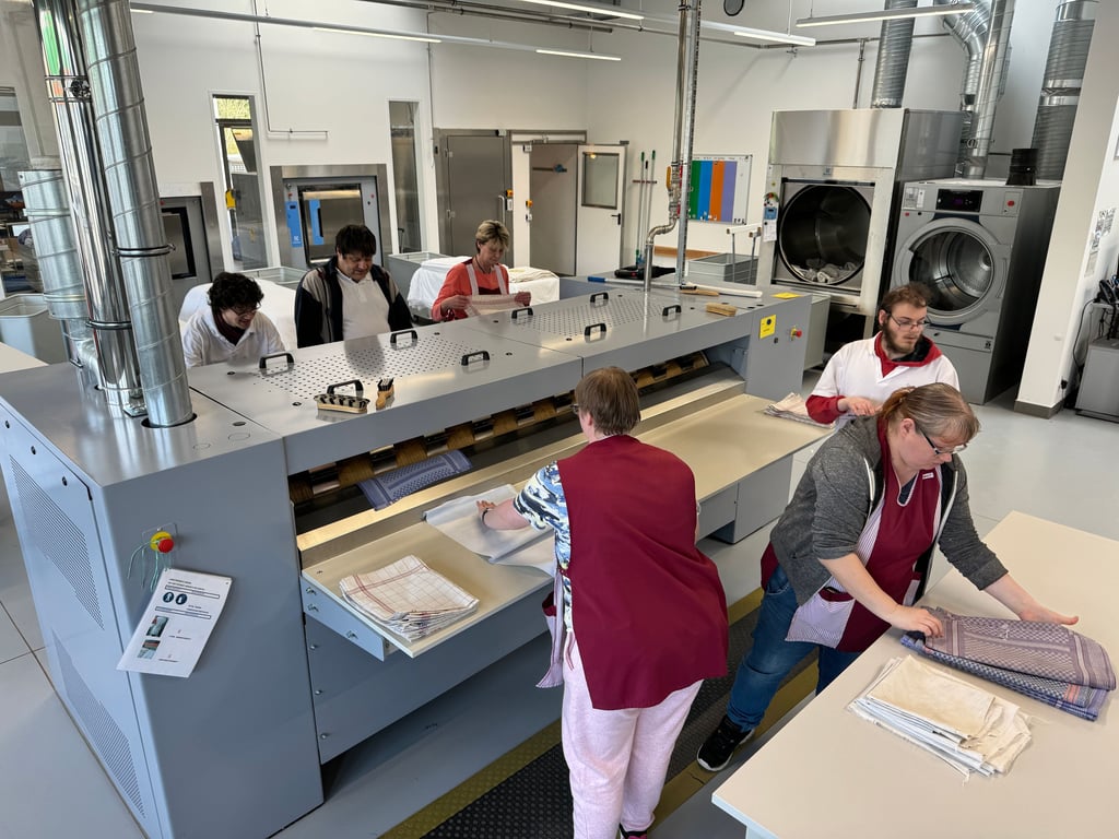 Die Wäscherei in der neuen Lebenshilfewerkstatt Stendal. Die Arbeitsplätze sind modern und sicher. Dennoch hat die Sozialagentur Sachsen-Anhalt die Mitarbeiter aufgefordert, dort nicht mehr zu arbeiten.