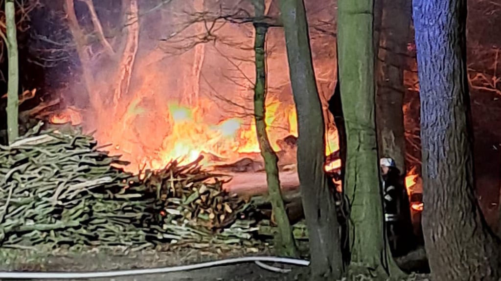 Feuerwehreinsatz in Büttnershof (Gemeinde Iden) im Kreis Stendal in der Nacht von Montag auf Dienstag. Grund: ein brennender Holzstapel.