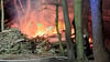 Feuerwehreinsatz in Büttnershof (Gemeinde Iden) im Kreis Stendal in der Nacht von Montag auf Dienstag. Grund: ein brennender Holzstapel. 