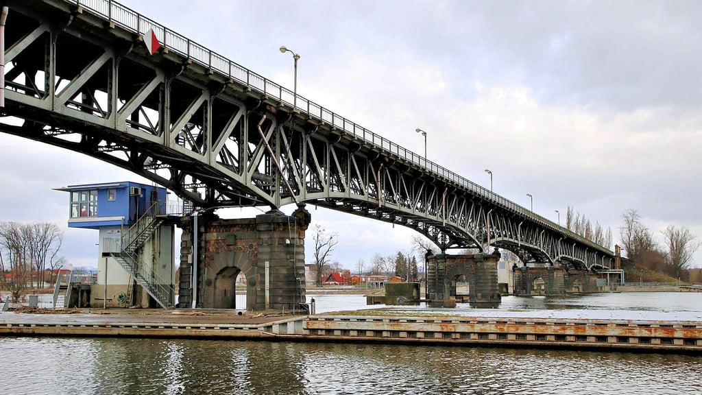 Die Brücke in Roßlaus Partnerstadt Roudnice ist marode und muss vollständig saniert werden. Eine vorherige Reparatur aber wurde von der Eisenbahnverwaltung gestoppt. Das erinnert die Roßlauer doch sehr an ihre eigene Zerbster Brücke.
