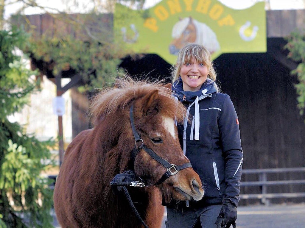 Das Leben ist eben doch ein Ponyhof: „Pferdeflüstererin“ Janine Kupfer spaziert mit ihrem Lieblings-Pony Moritz über das Areal des Erlebnistierparks in Memleben.