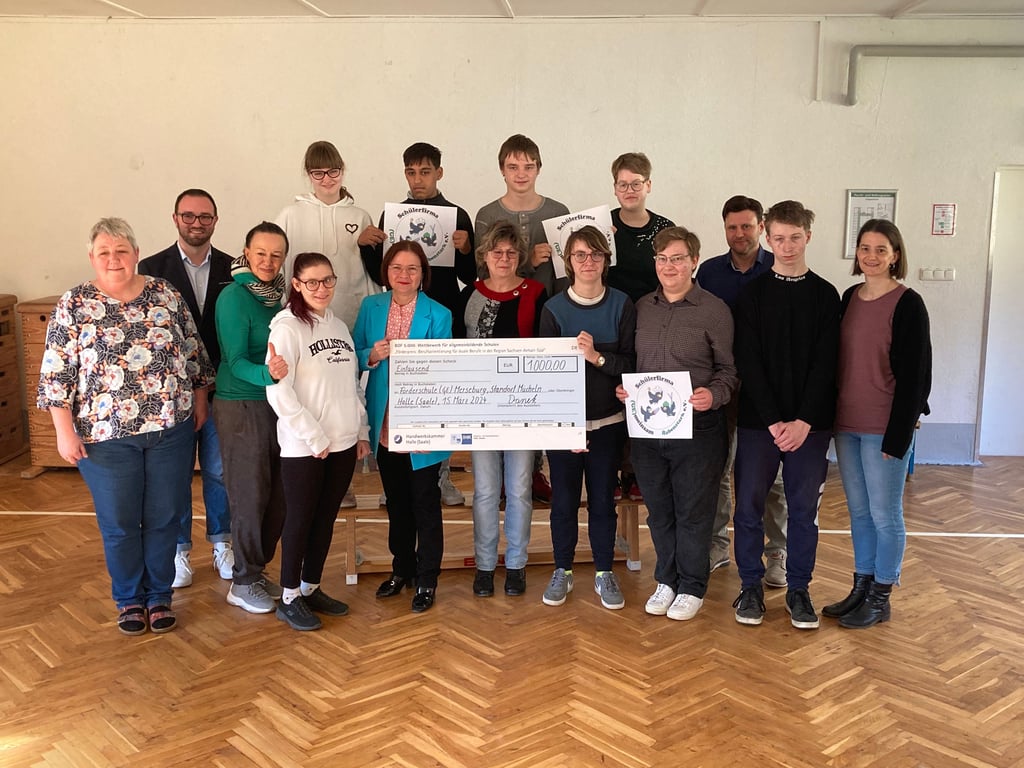 Simone Danek (l. am Scheck), Geschäftsführerin für Aus- und Weiterbildung bei der IHK Halle-Dessau, überreichte den Scheck und gratulierte Schülern und Lehrern der Förderschule Merseburg sowie Tobias Neupert (2.v.l.) vom Kooperationspartner Burgenlandküche Zeitz.