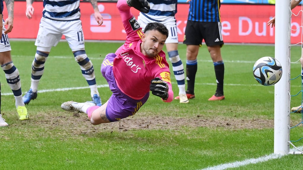 Schlussmann Tim Schreiber beim Drittliga-Spiel gegen den MSV Duisburg.