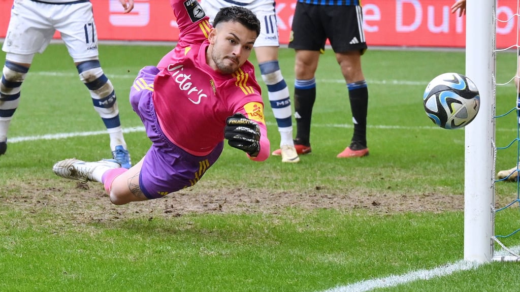 Schlussmann Tim Schreiber beim Drittliga-Spiel gegen den MSV Duisburg.