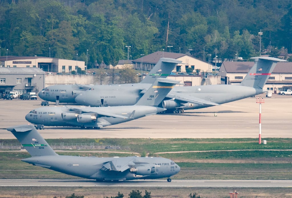 Eine Maschine der United States Air Force rollt auf der US-Air Base Ramstein zum Start. Zahlreiche Verteidigungsminister und ranghohe Militärs beraten erneut über weitere Unterstützung der Ukraine.