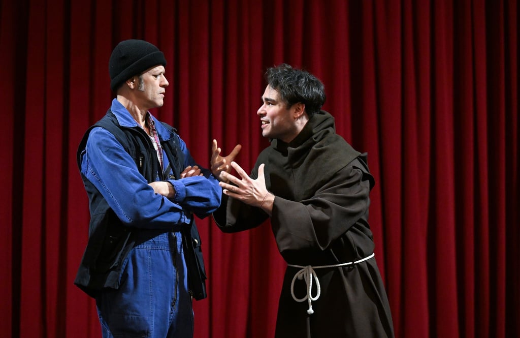 Oliver Beck (l) und Julius Christodulow spielen während einer Probe auf der Bühne des Theaters Eisleben. Derzeit laufen die Proben für das Kammerspiel "Haufen Uffruhr Fortschritt II".