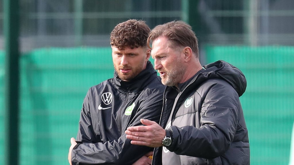 Patrick Hasenhüttl (l.) mit Vater Ralph bei der ersten gemeinsamen Einheit beim VfL Wolfsburg