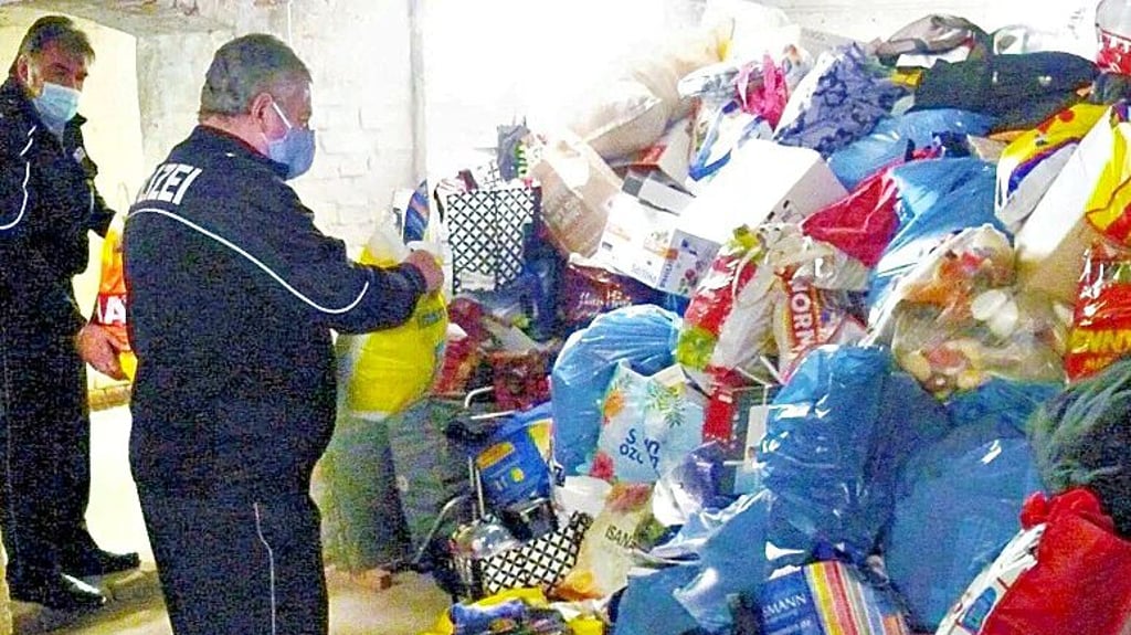 Eine Dessauerin soll als Ladendiebin insgesamt 20 Tonnen Beute angehäuft haben. Das Diebesgut war in Tüten gelagert.