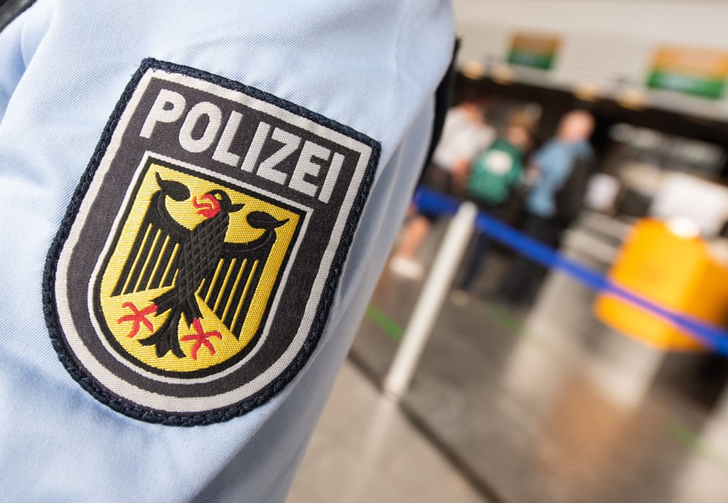 Bei dem Einsatz der Bundespolizei kam es zu einer Streckensperrung und einer Verspätung des Zugverkehrs.