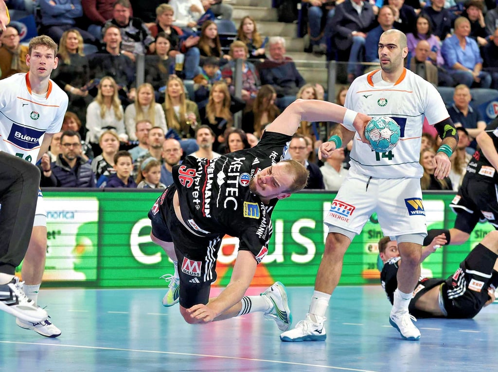 Tim Zechel (im Wurf) wirft am Donnerstag noch für den HC Erlangen in der Getec-Arena, ab der neuen Saison geht er mit dem SCM auf Titeljagd. Nach elf Jahren kehrt der 27-Jährige an die Elbe zurück.