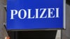 Ein Schild mit der Aufschrift "Polizei" hängt an einem Polizeirevier.