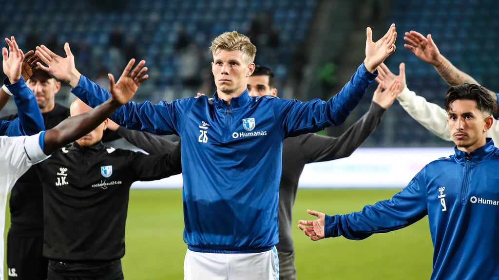 Luca Schuler (M.) und Jason Ceka vom 1. FC Magdeburg im Formtief.