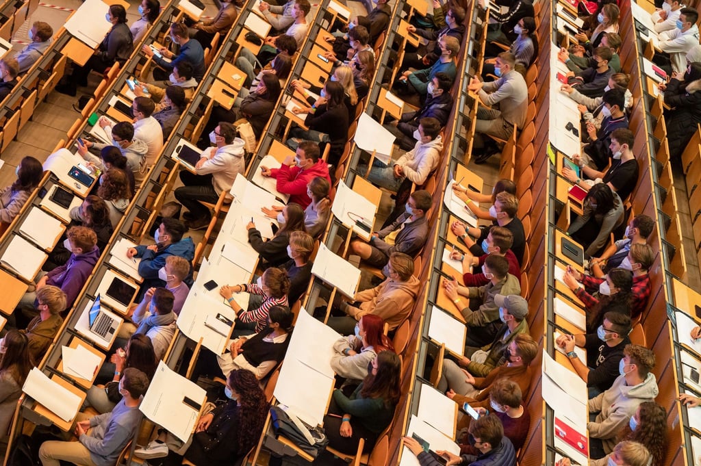 Studenten sitzen in einem Hörsaal einer Universität.